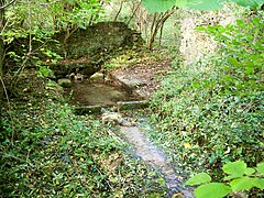 Lavoir de la Fontaine Rouge, à l'ouest du village.