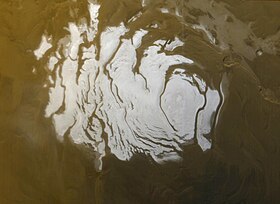 Южная полярная шапка Марса, снимок Mars Global Surveyor (17 апреля 2000 года). Во время съёмки в южном полушарии Марса было лето, и шапка имела минимальный размер.