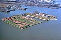 Ellis Island, isola nota per essere stata il punto di sbarco degli immigrati che arrivavano negli Stati Uniti.