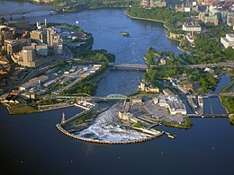 Lo riu Ottawa, entre las vilas de Gatineau e d'Ottawa.