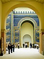 Gerbang Ishtar adalah gerbang kota tertua yang tersisa.
