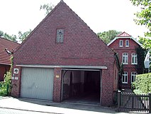 De voormalige synagoge (met in de achtergrond de Joodse school, tegenwoordig gedenkplaats en klein Joods museum)