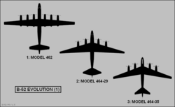 Tidliger forslag til hvordan den senere B-52 skulle se ut. Den første av de tre er med like vinger og seks propellmotorer. De andre to har pilvinger med ulike vinkler.