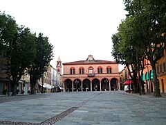 Piazza Costituente mit dem Rathaus, dem Palazzo Comunale