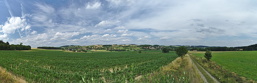 Panoramo de Jesenec kaj Dzbel el vojo super Jesenec, super la municipoj eblas vidi naturparkon Kladecko