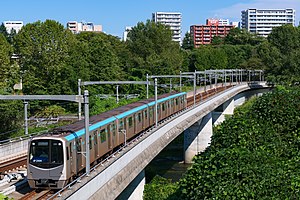 広瀬川を渡る東西線の2000系電車 (2021年9月 国際センター駅 - 大町西公園駅間)