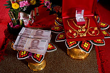 Una presentazione tradizionale e formale del prezzo della sposa a una cerimonia di fidanzamento thailandese
