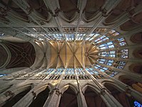 Zicht op het gewelf van de gotische kathedraal van Beauvais met grote, hoge ramen in de lichtbeuken