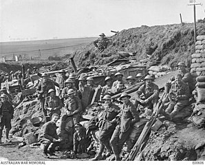 Soldats australiens en position dans le village en 1917.