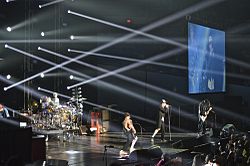 Red Hot Chili Peppers на концерті в Портленді, 2013 рік. Зліва на право: Чед Сміт, Флі, Ентоні Кідіс і Джош Клінгхоффер.