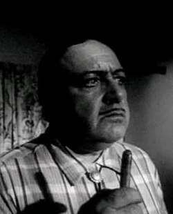 L'actor Akim Tamiroff, en una escena d'a cinta Touch of Evil (1958).