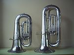 Två bastubor: den vänstra tuban är stämd i Ess (E♭), den högra i Bess (B♭).