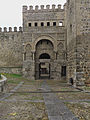 Arco de entibo, alancetado, escarzano, herradura enjarjado, en la Puerta Vieja de Bisagra, Toledo