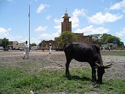 Zentraler Platz und Moschee in Malakal im August 2005