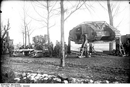 Chargement sur des wagons de chars anglais pris par l'armée allemande, à titre de butin, en 1917.
