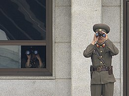 판문각에서 남쪽을 감시하고 있는 조선 인민군.