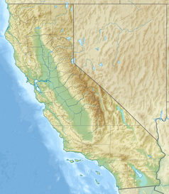 Mapa konturowa Kalifornii, w centrum znajduje się czarny trójkącik z opisem „Mount Russell”