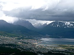 Toàn cảnh Ushuaia vào mùa hè nhìn từ trên cao, với dãy Martial bao quanh phía sau và hai bên, còn phía trước mặt thành phố là vịnh Ushuaia.