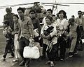 Refugiados vietnamitas sendo evacuados por um helicóptero dos Estados Unidos. Operação Vento Constante, 29 e 30 de abril de 1975.