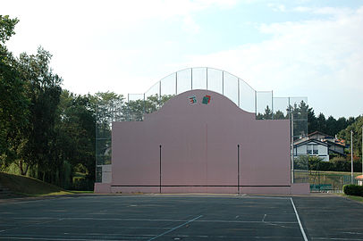 Le fronton place libre.