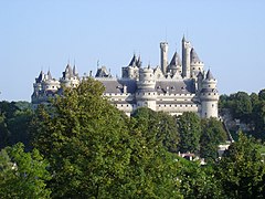 Pierrefonds, uno de los proyectos de Viollet-le-Duc que estaba casi completamente en ruinas antes de la restauración