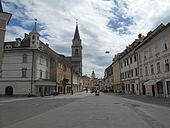 Kranj, Straße mit Kirche