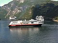 Wendemanöver der MS Trollfjord im Geirangerfjord