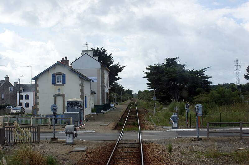 File:Gare-Saint-Pierre-Quiberon-intérieur-2011.JPG