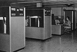 IBM 305 RAMAC -tietokone. Etualalla kaksi IBM 350 -kiintolevykaappia yhteiskapasiteetiltaan 10 megatavua.