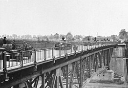 La 4e division blindée allemande franchissant le canal Albert le 11 mai sur le pont de Veldwezelt pris intact.