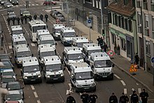 Véhicules et car des CRS en fin d'une manifestation.