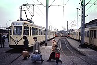 Oude NMVB-trams (Type S-Oostende) met twee aanhangrijtuigen in Oostende; 1982. Een van de laatste jaren van dit type. De vervangende gelede trams waren al aan het instromen.
