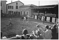 Arènes avec la piste clôturée par des barrières en bois - 1993.