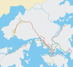 Geograficky přesná mapa Hongkongu se zvýrazněnými linkami hromadné dopravy.