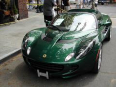 Verde oscuro llamado British racing green, de uso en autos de carrera británicos