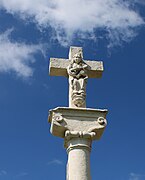 Sculpture de la Vierge à l'Enfant dégradée sur la face arrière.