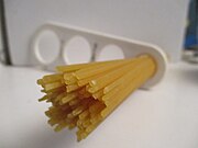 Spaghetti khô được đo bằng "thước spaghetti". Một phần mì khô nặng 116 g (4+1⁄8 oz), gấp đôi lượng một khẩu phần trên bao bì (hình tròn 12 mm hoặc 60 g.). Thước đo có thể chia ra 1, 2, 3 hoặc 4 phần ăn dựa trên đường kính của hình tròn.