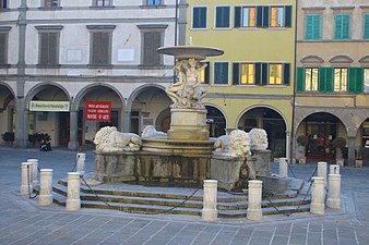 Fontana delle Naiadi (1827) in piazza Farinata degli Uberti