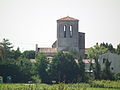 L’imposant clocher de l'église domine le village.