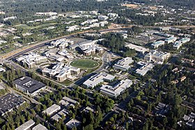 Campus de l'Ouest, et campus de l'Est (au fond, divisés par la route principale)