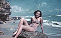 Ukrainsk kvinne i 1941 ved Svartehavet med bikini (før omgrepet blei laga). Foto: Horst Grun
