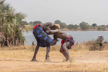 Lucha entre clanes de la tribu Mundari, Terekeka, Sudán del Sur, 2024-01-29, DD 197