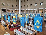 Olika länders flaggor omgjorde till att endast vara blåa och gula, hängandes över bokhyllorna på Malmö stadsbibliotek.
