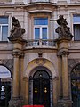 Portál Schierova domu s alegoriemi Staré doby a Nové doby, Staroměstské náměstí 5, Praha. 1897