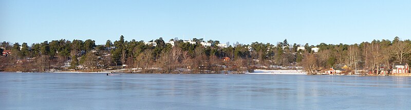 Södra Ängby med Ängbyhöjden och Ängbybadet från Mälarens is, februari 2011.