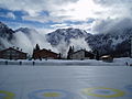 Curlingplatz auf der oberen Eisbahn vor Teil der Strelakette