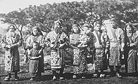 En grupp ainu, fotografi från 1904.