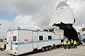 Uma "torre" de controle de tráfego aéreo móvel sendo carregada no Antonov An-124 para o Haiti. Esse equipamento foi enviado para atender às necessidades do país após o terremoto de 2010.