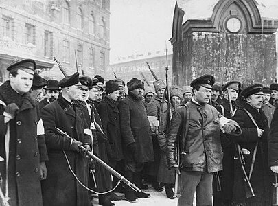 Muncitori și soldați arestând polițiști susținători al fostului regim în Petrograd