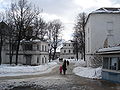 Derrière l'entrée de la place de l'Épiphanie.